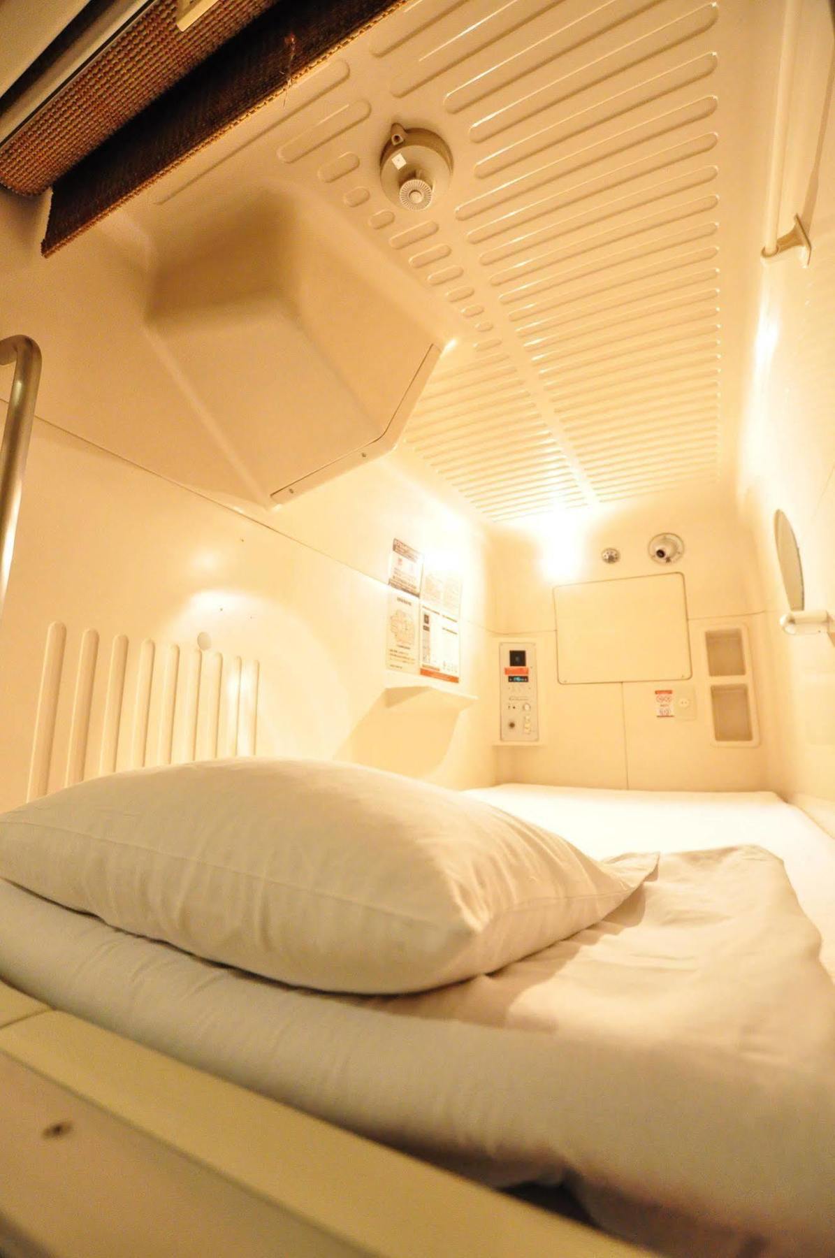 Capsule Hotel Asahi Plaza Shinsaibashi Osaka Exteriör bild
